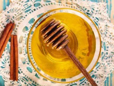 flat-lay-dipper-honey-bowl